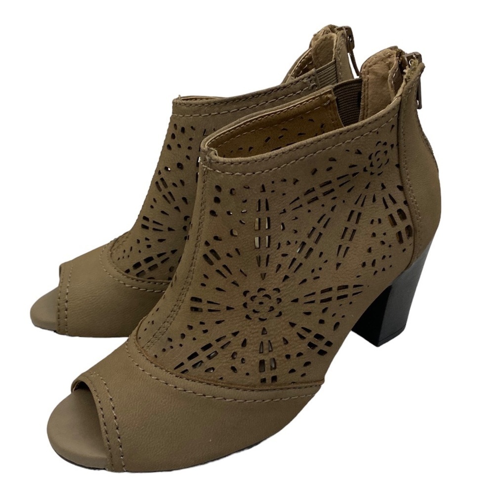 Earth Origins Shaye Taupe Khaki Tan Neutral Heel Leather Laser cut Bootie Size 6